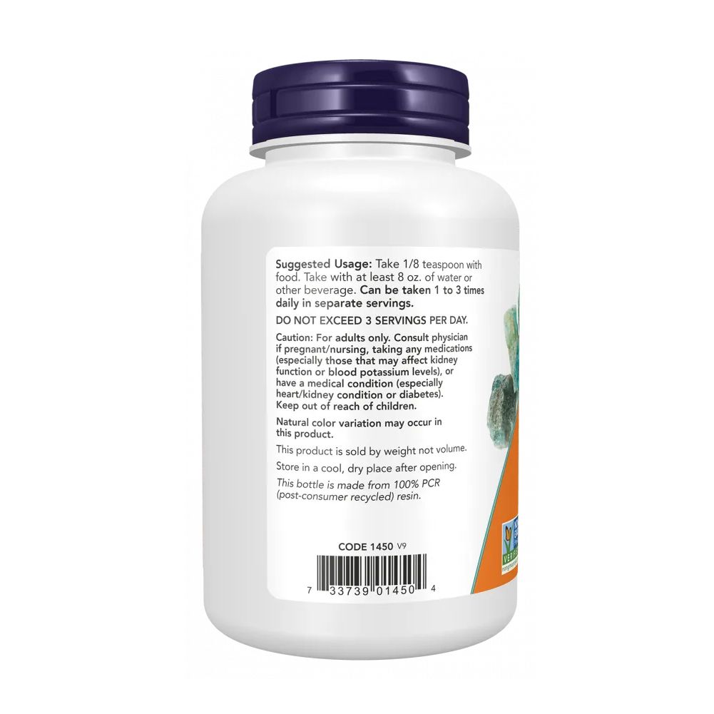 Rückseite der weißen Flasche. Etikett mit Anwendungshinweisen und Vorsichtshinweisen. Flasche aus recyceltem Material.