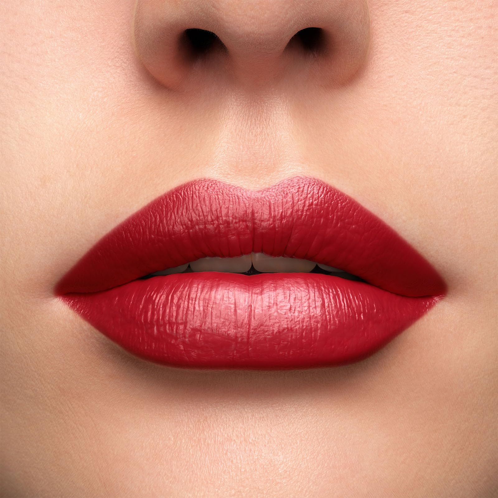 Rote Lippen mit cremigem Lippenstift.