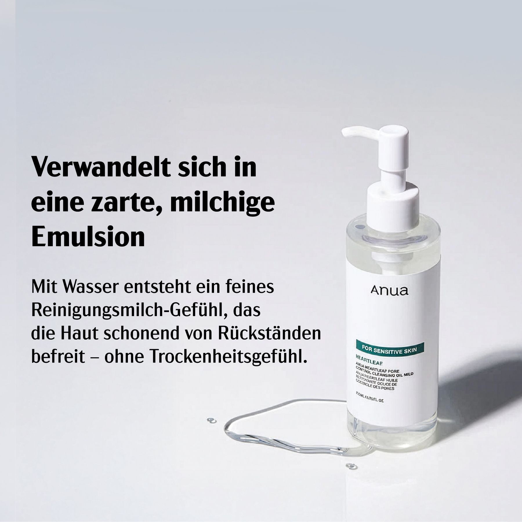 Weißes Fläschchen mit Pumpe, Öl fließt. Text: Anua, FOR SENSITIVE SKIN, HEARTLEAF PORE CONTROL CLEANSING OIL MILD.