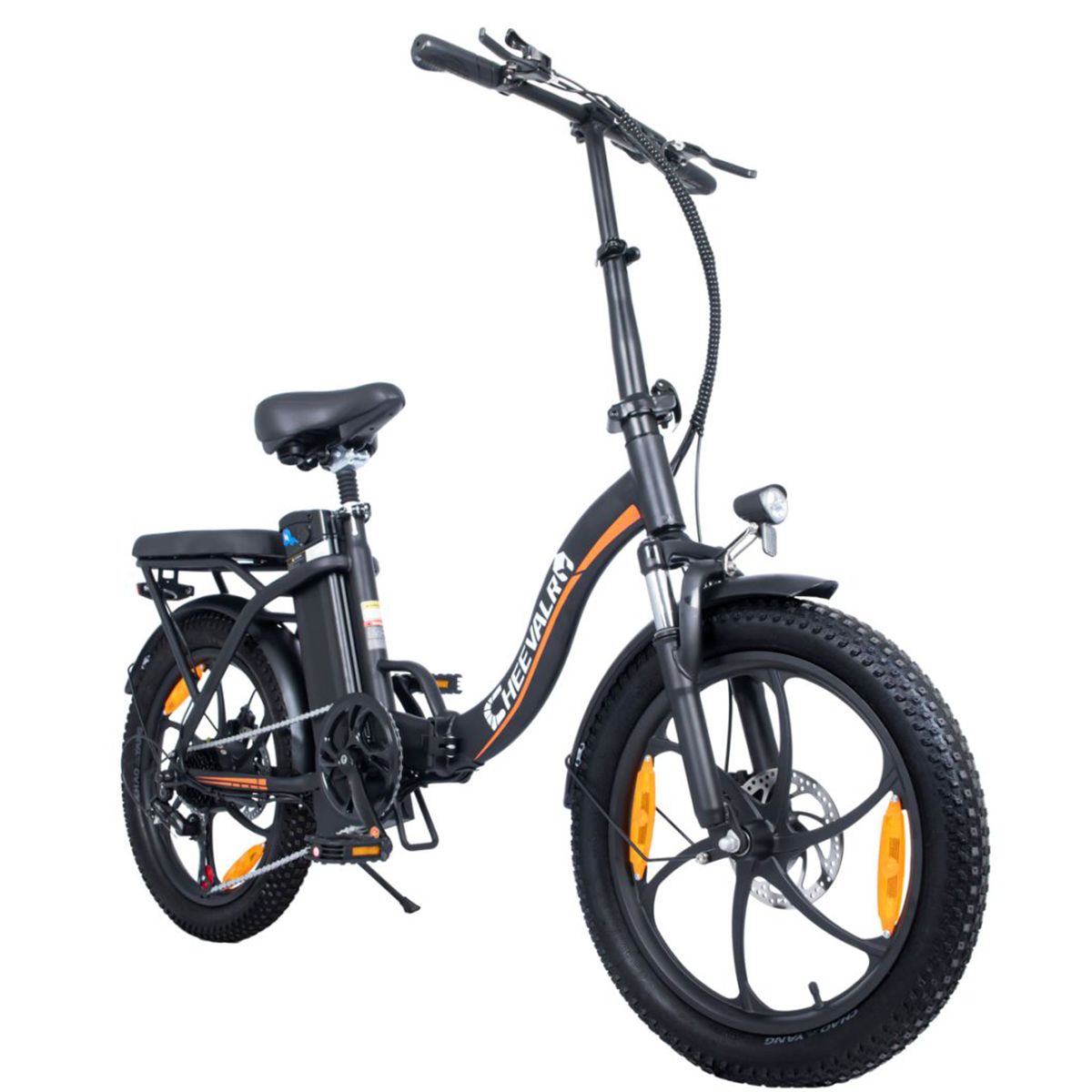Schwarzes Elektrofahrrad mit orangefarbenen Akzenten. Große Reifen, Kotflügel, Scheinwerfer und Gepäckträger.