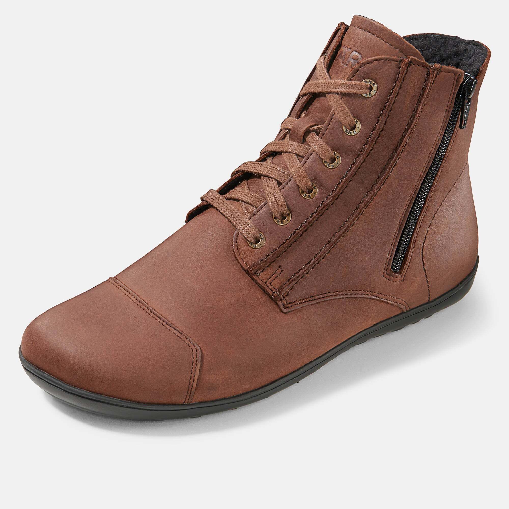 Braune Stiefelette mit Schnürung und Reißverschluss. Breite Passform. Lederoptik. Schwarze Sohle. Perspektivische Ansicht.