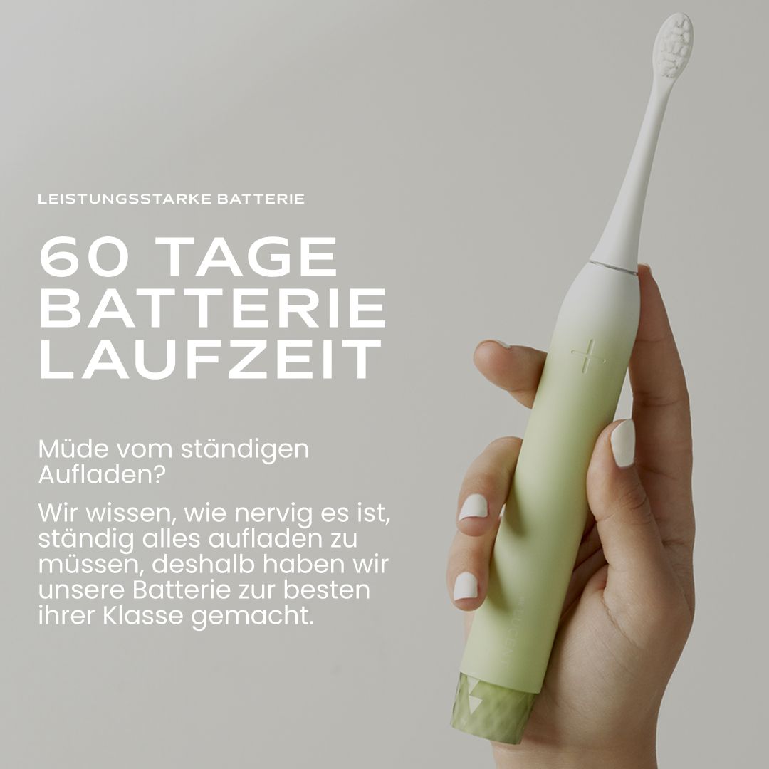 Hand hält eine grüne Be Lucent Prism Sonic Elektrische Zahnbürste mit langer Akkulaufzeit.