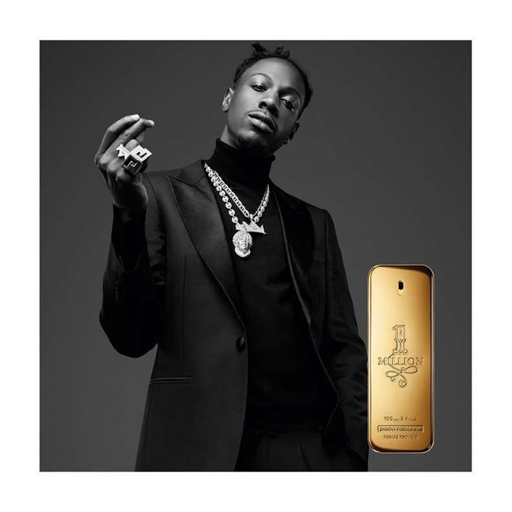 Schwarz-Weiß-Foto eines Mannes mit Schmuck und einer goldenen "1 Million"-Deodorant-Spraydose.