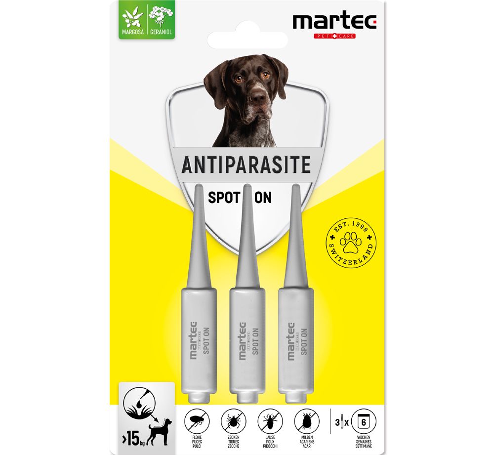 Verpackung mit drei Spot-On-Pipetten. Aufschrift: Antiparasit, martec, für Hunde über 15 kg. Abbildungen von Zecken, Flöhen und Milben.