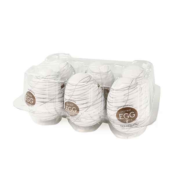 Verpackung mit sechs weißen Eiern. Jedes Ei hat silberne Linien und einen braunen Aufkleber mit "EGG".