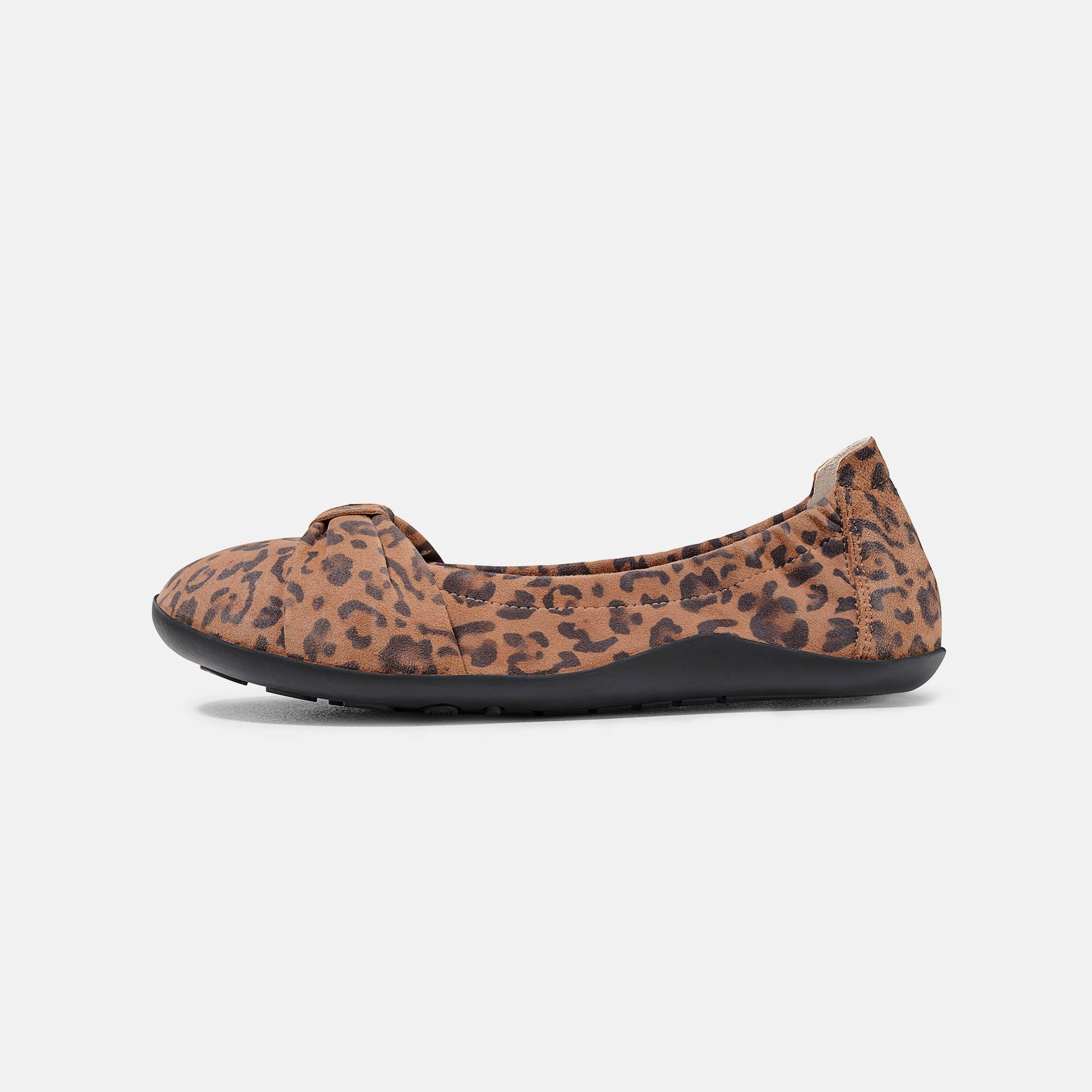 Ballerina mit Leopardenmuster. Runde Zehen, Schleife vorn. Schwarze Sohle. Beige-braunes Obermaterial.