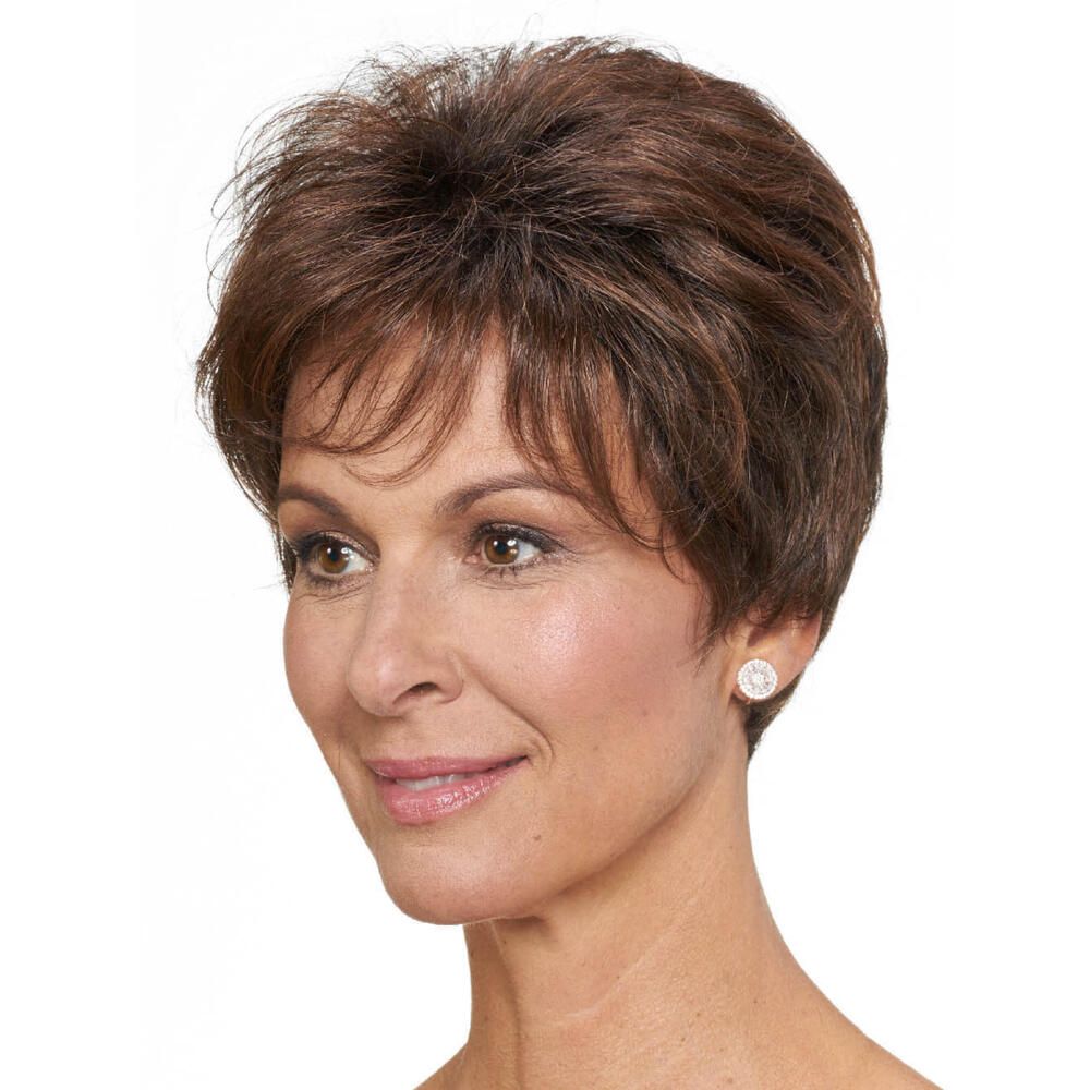 Perücke MONTREAL von DELUXE. Kurze, braune Kunsthaarperücke. Seitenansicht einer Frau mit Perücke.