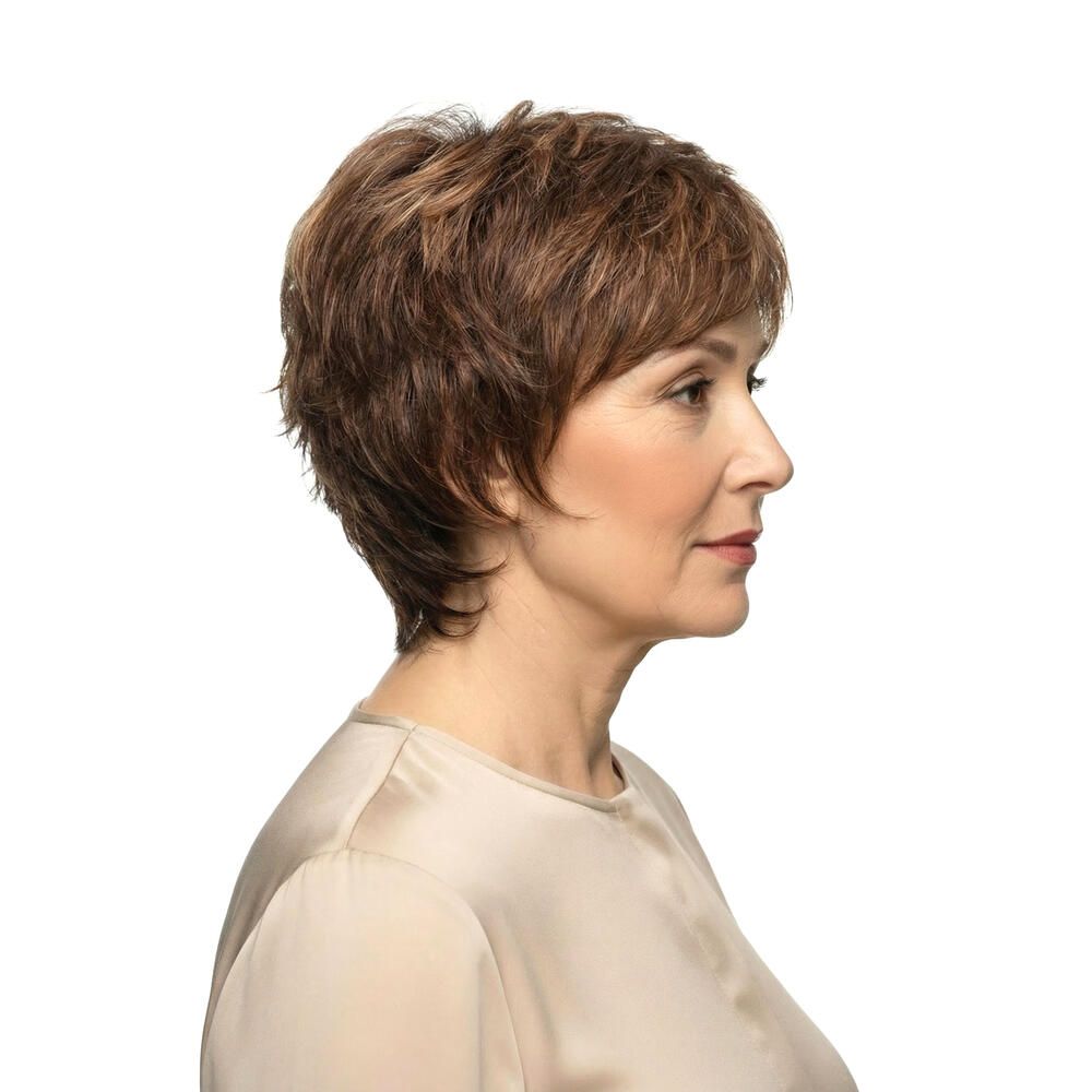 Kurzhaarperücke, braun, mit Pony. Frau trägt beigefarbenes Oberteil. Seitenansicht.