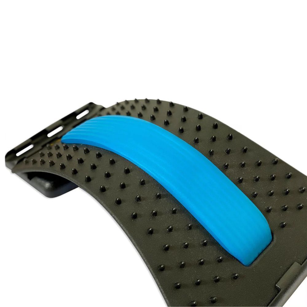Gros plan de l'appareil d'étirement du dos. Pièce en plastique noir avec coussin bleu et points d'acupression. Fond blanc.