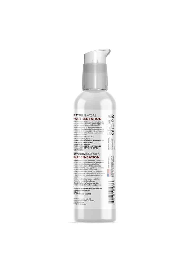 Transparente Flasche mit Dosierpumpe. Text: 4 in 1 Playful Flavors Chocolate Sensation. Rückseite mit Text in Englisch und Französisch.