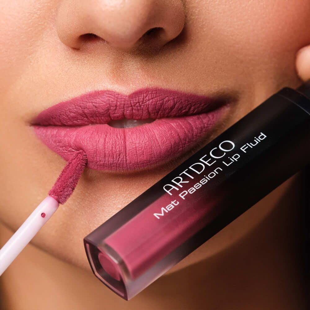 Lippen mit Artdeco Mat Passion Lip Fluid bemalt. Applikator in Gebrauch. Produktname sichtbar.