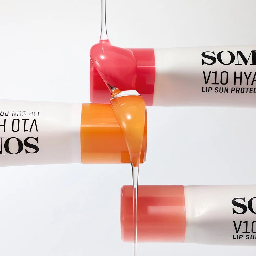 Drei Tuben Lippenbalsam, Flüssigkeit tropft. Aufschrift: SOME BY MI V10 HYAL Lip Sun Protector SPF15.
