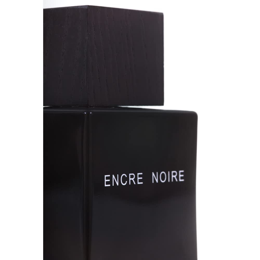 Nahaufnahme eines schwarzen Flakons mit Holzdeckel. Aufschrift: Encre Noire.