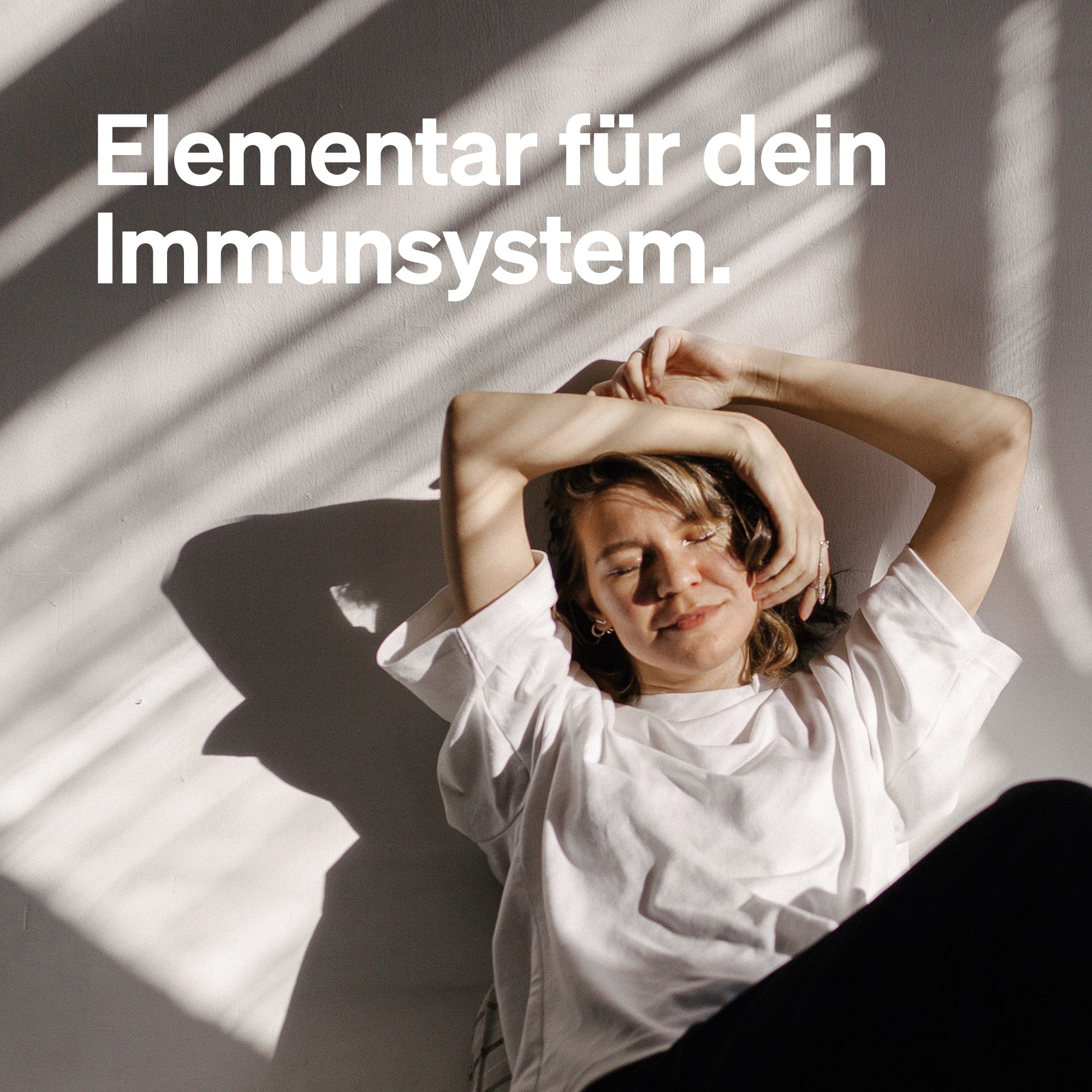 Eine Frau liegt entspannt. Text: "Elementar für dein Immunsystem."