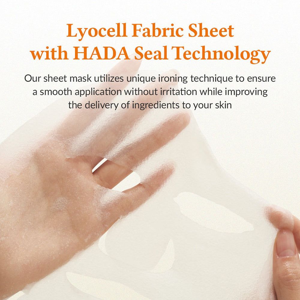 Hand, die ein weißes Blattmaske hält. Text: Lyocell Fabric Sheet with HADA Seal Technology.