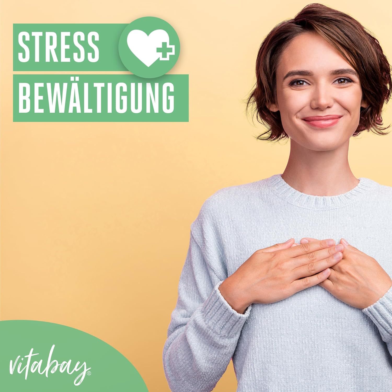 Frau mit verschränkten Händen. Text: Stressbewältigung. Logo: Vitabay.