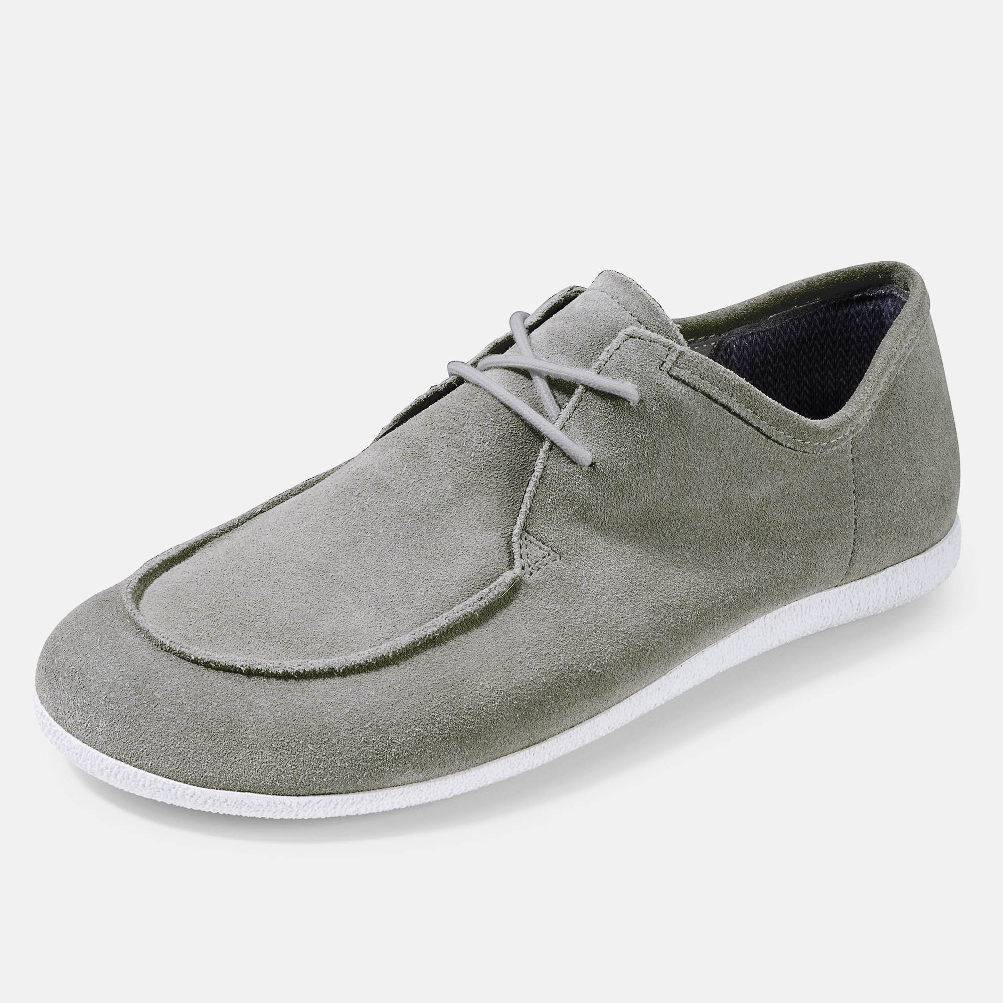 Grauer Schnürschuh mit weißer Sohle. Wildleder. Schnürsenkel. Nahaufnahme.