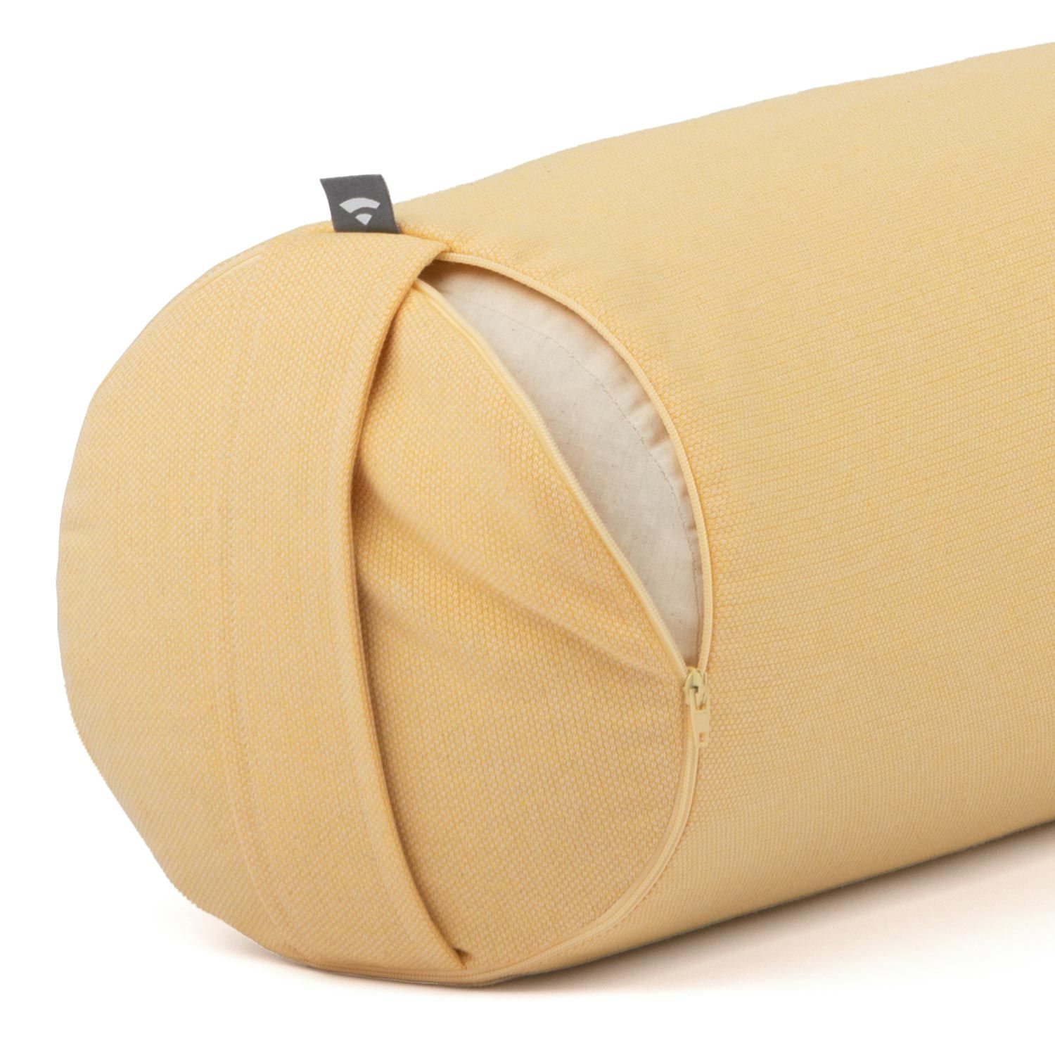 Gelbes Yoga-Bolster mit Reißverschluss. Stoffbezug. Offener Reißverschluss zeigt Füllung. Logo-Etikett.