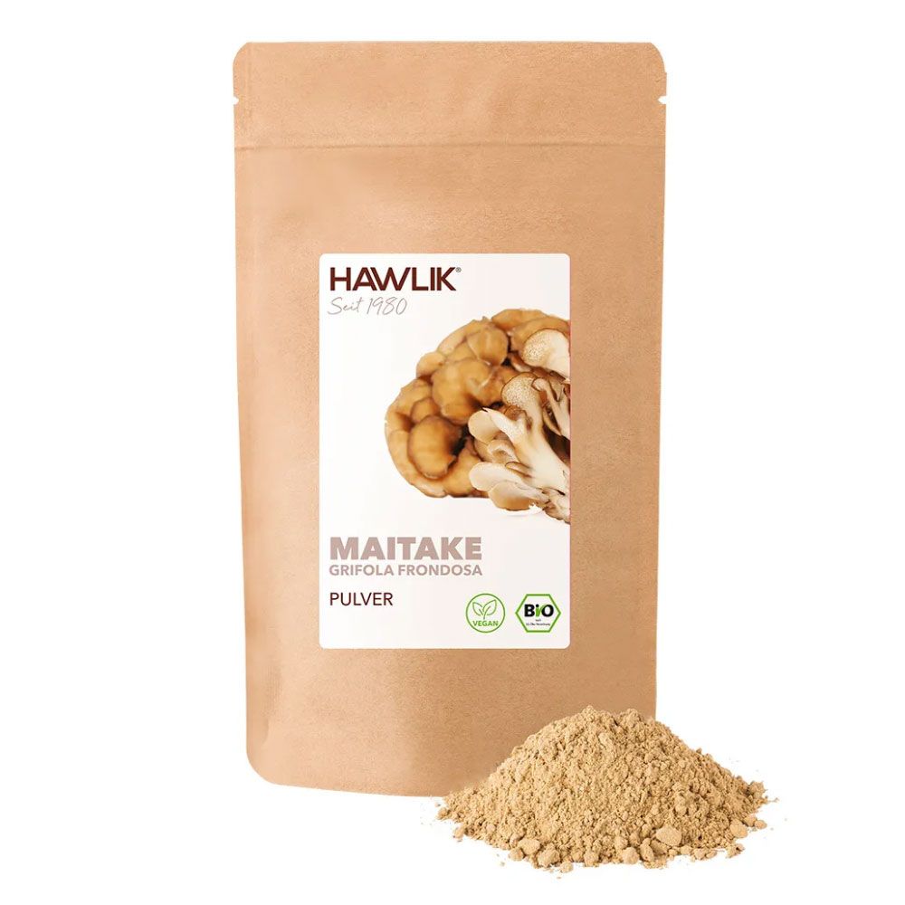 Beutel mit Aufdruck. Aufschrift: MAITAKE, PULVER. Bio-Siegel. Daneben ein Haufen Pulver.