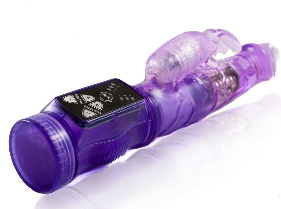 Lila Vibrator mit Bedienfeld. Transparenter Schaft, Hasenohren-Aufsatz. Knöpfe mit Symbolen. Auf weißem Hintergrund.
