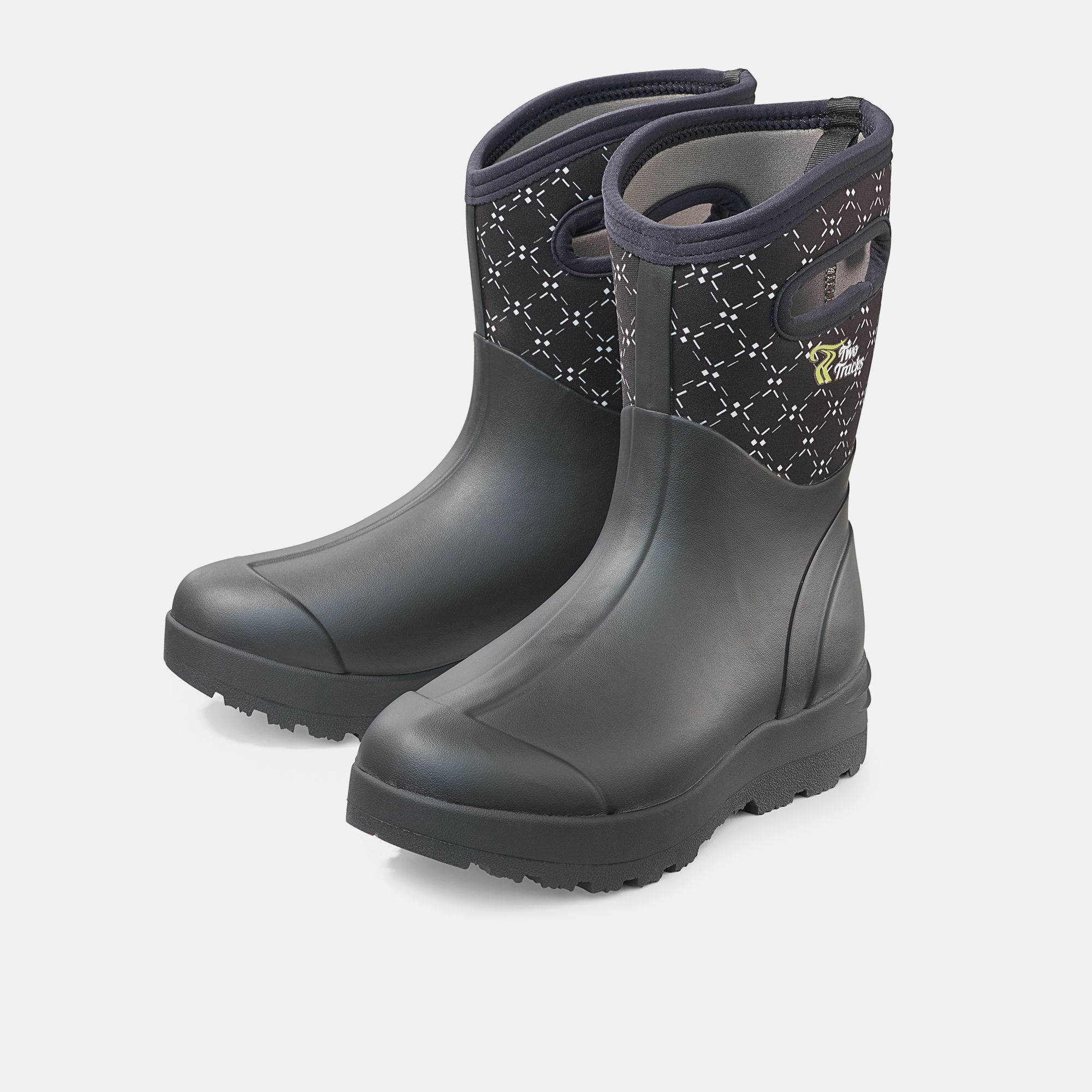 Schwarzer Stiefel mit breiter Passform. Schaft mit Muster. Sohle mit Profil.