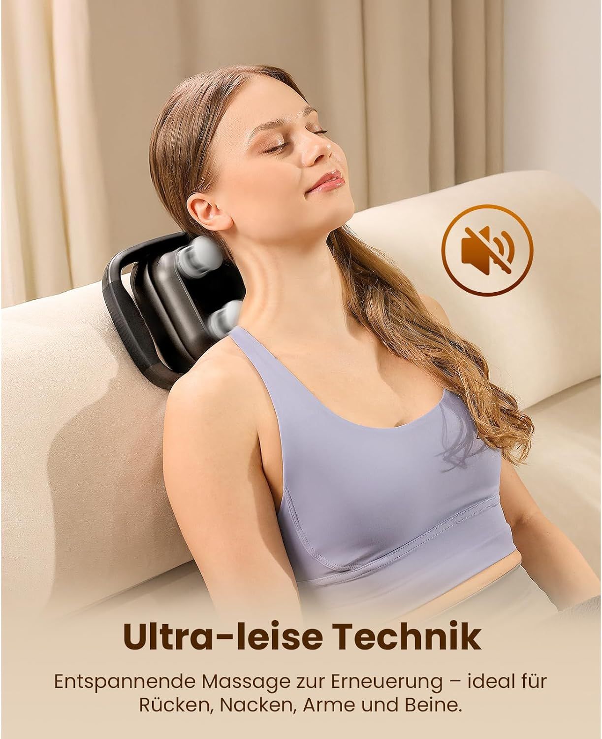 Frau entspannt sich mit einem Nackenmassagegerät auf einem Sofa.