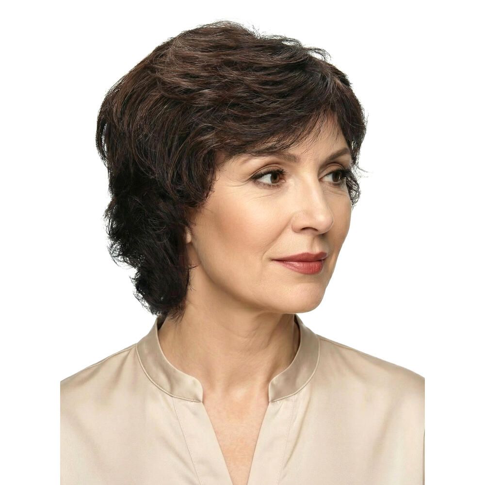 Kurzhaarperücke in Braun. Die Frau trägt ein beiges Oberteil. Seitenansicht.