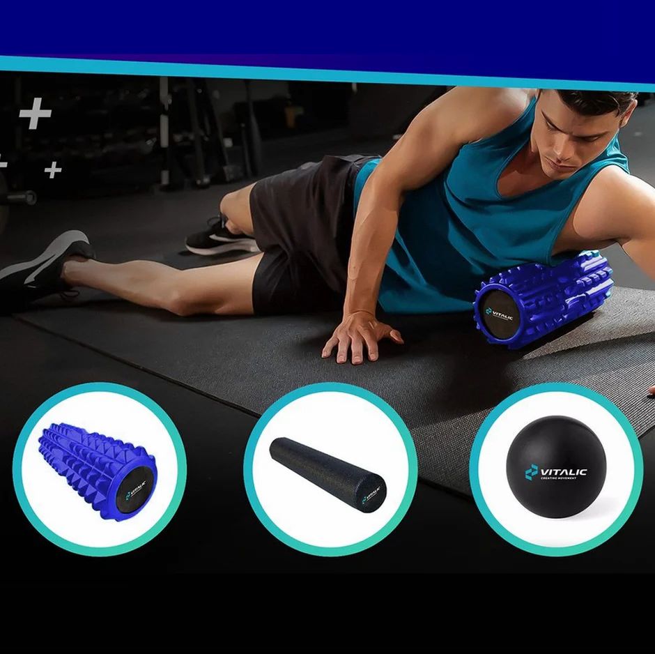 Mann trainiert mit blauem Triggerpunkt-Massage-Roller. Drei Produkte: Roller, Mini-Roller, Kugel.
