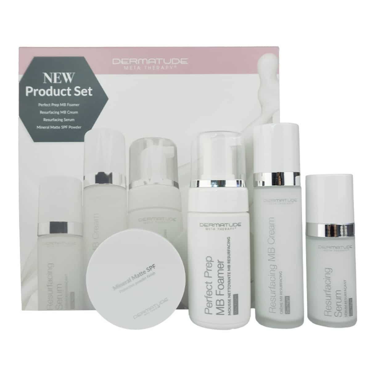 Ein Set mit Hautpflegeprodukten, darunter Spender und Tiegel, in einer silbernen Kosmetiktasche. Beschriftungen wie "Resurfacing MB Cream" sind sichtbar.