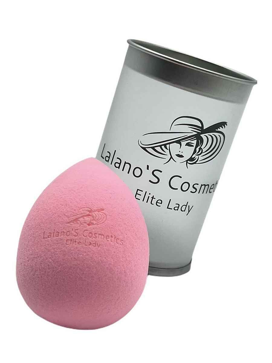Rosa Make-up Schwamm mit Logo und Schriftzug, neben einer zylindrischen Verpackung mit Logo. Der Schwamm ist leicht geneigt.
