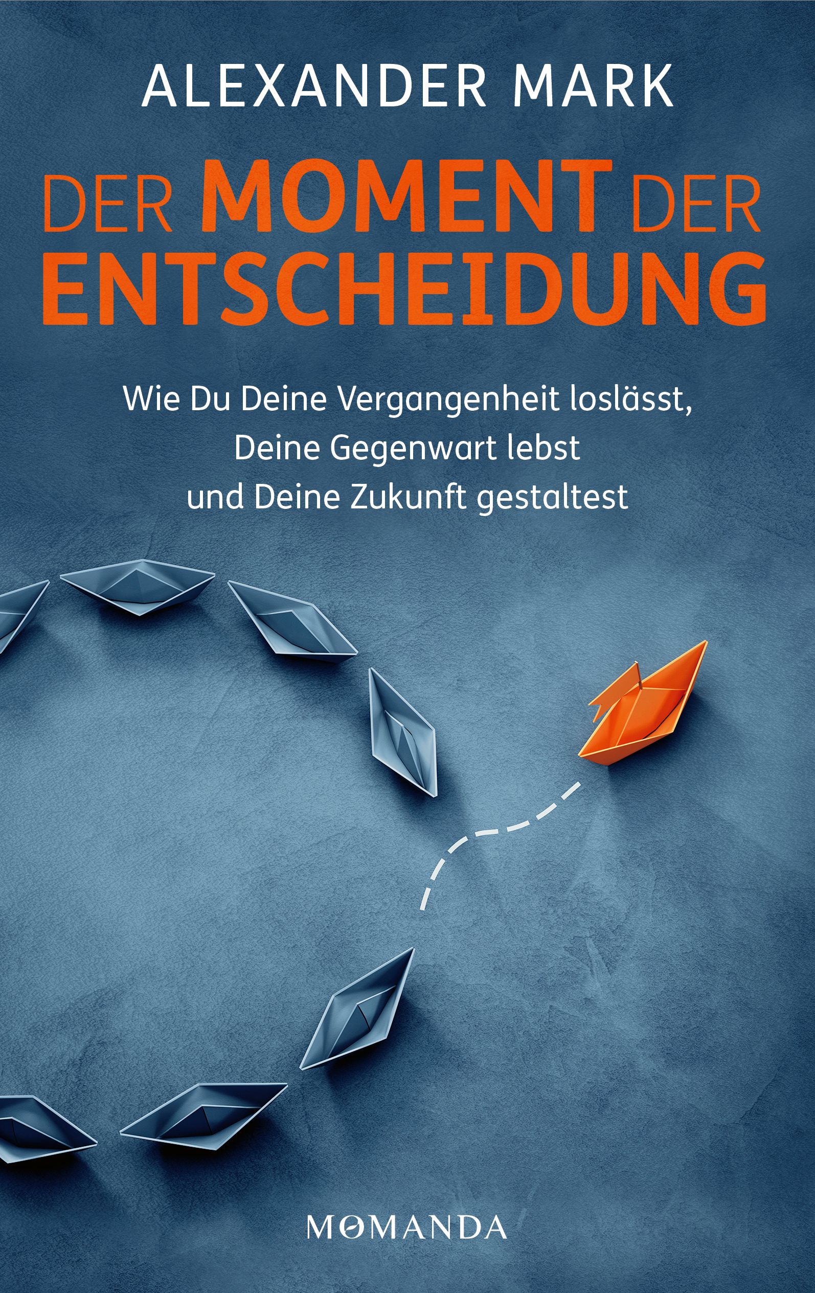 Buchcover: "Der Moment der Entscheidung". Titel in Orange. Autor: Alexander Mark. Papierboote auf blauem Grund.