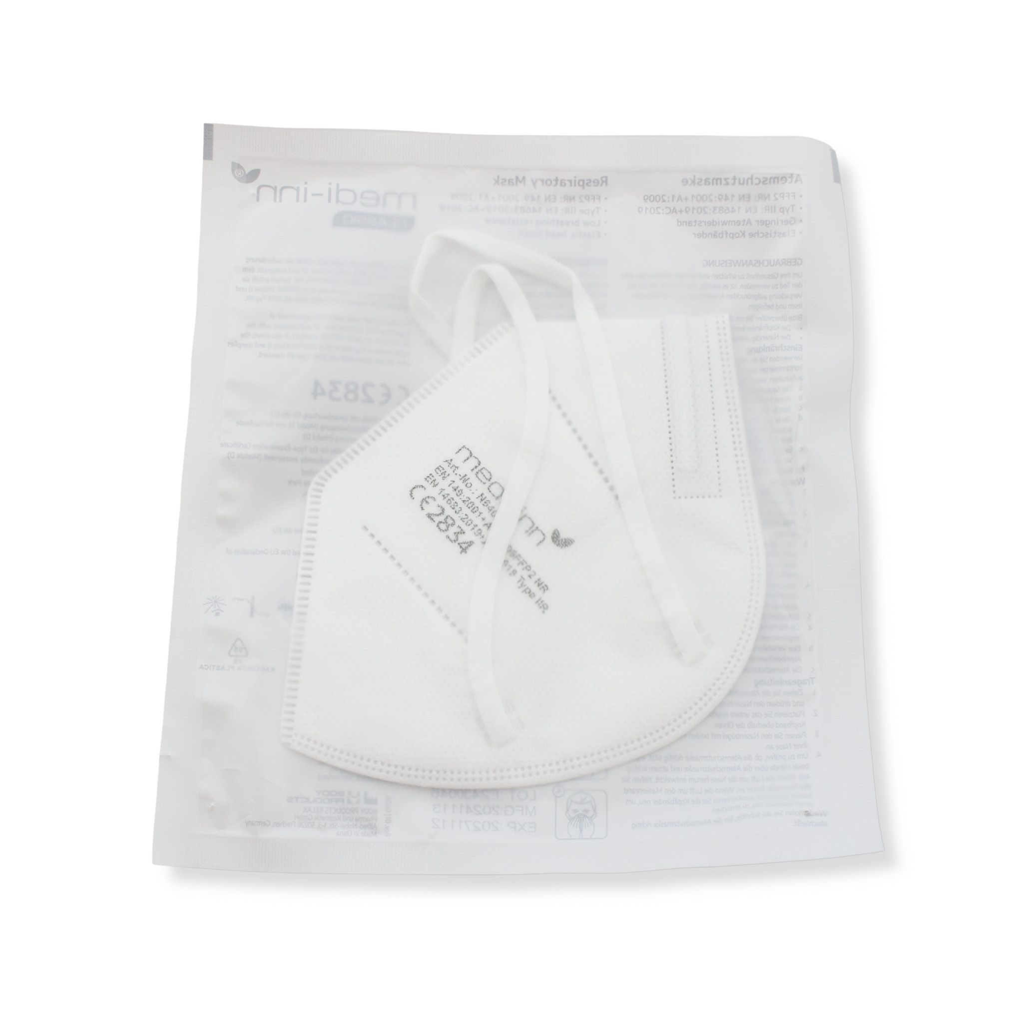 Weiße Atemschutzmaske in Folienverpackung. Aufschrift: medi-inn, CE 2834. Filtermaske FFP2 NR/TYP IIR.