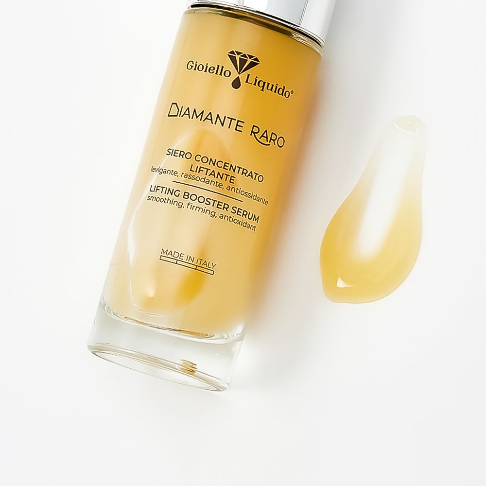 Flacone di siero e traccia di siero. Scritta: Gioiello Liquido, Diamante Raro, Lifting Booster Serum. Made in Italy.