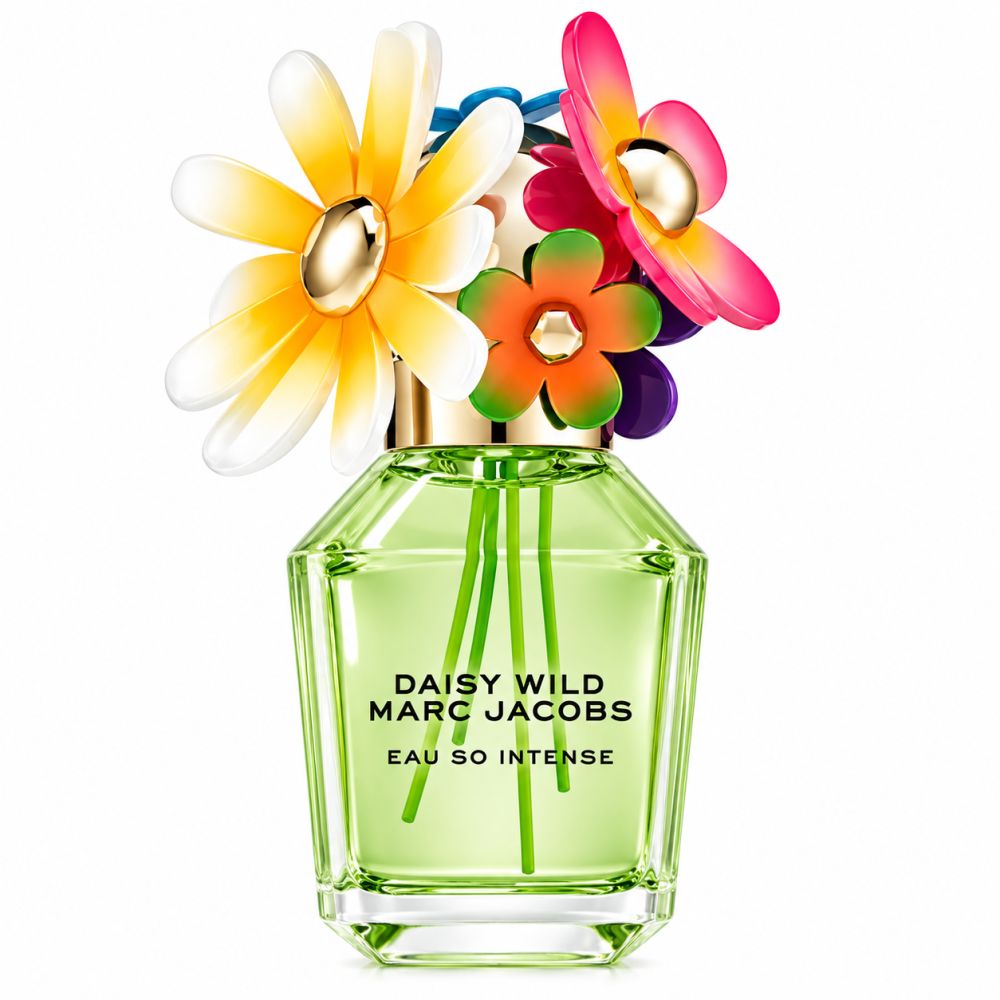 Marc Jacobs Daisy Wild Eau So Intense Damenduft in einem grünen Flakon mit Blumenaufsatz.