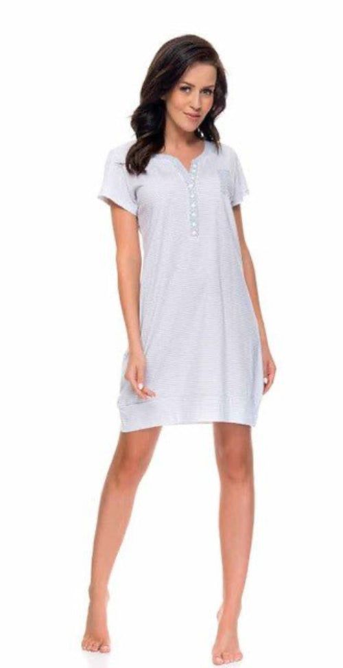 Hellblaues Nachthemd mit kurzen Ärmeln und Knopfleiste. Das Kleid ist knielang und hat ein gestreiftes Muster.