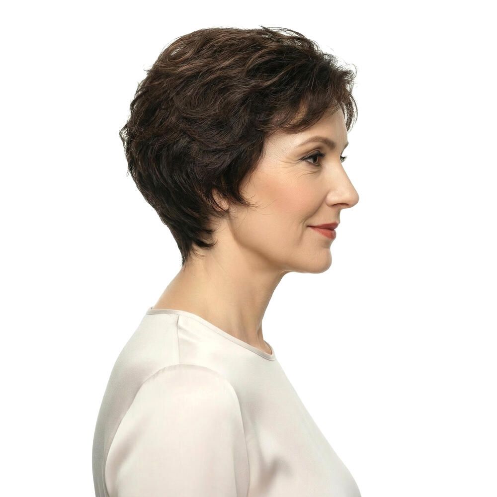 Kurzhaarperücke in Braun, Seitenansicht einer Frau. Wellige Haarstruktur.