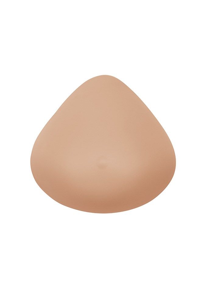 Beige, tropfenförmige Brustprothese. Auf weißem Hintergrund.
