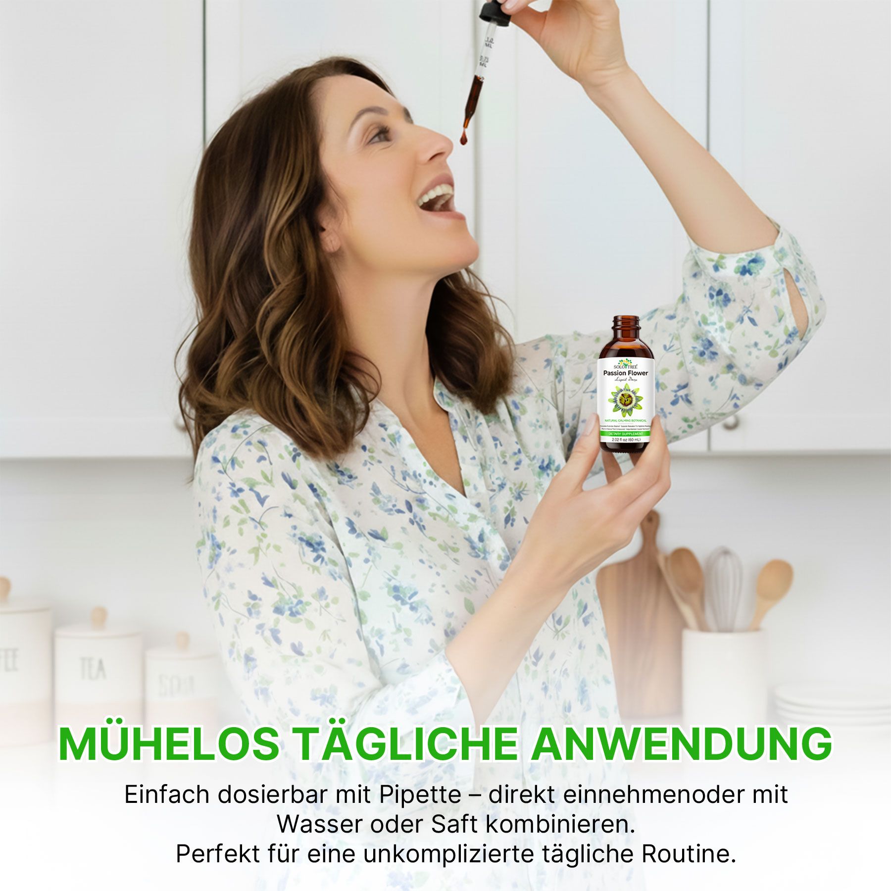 Frau nimmt Tropfen aus einer braunen Glasflasche mit Pipette ein.