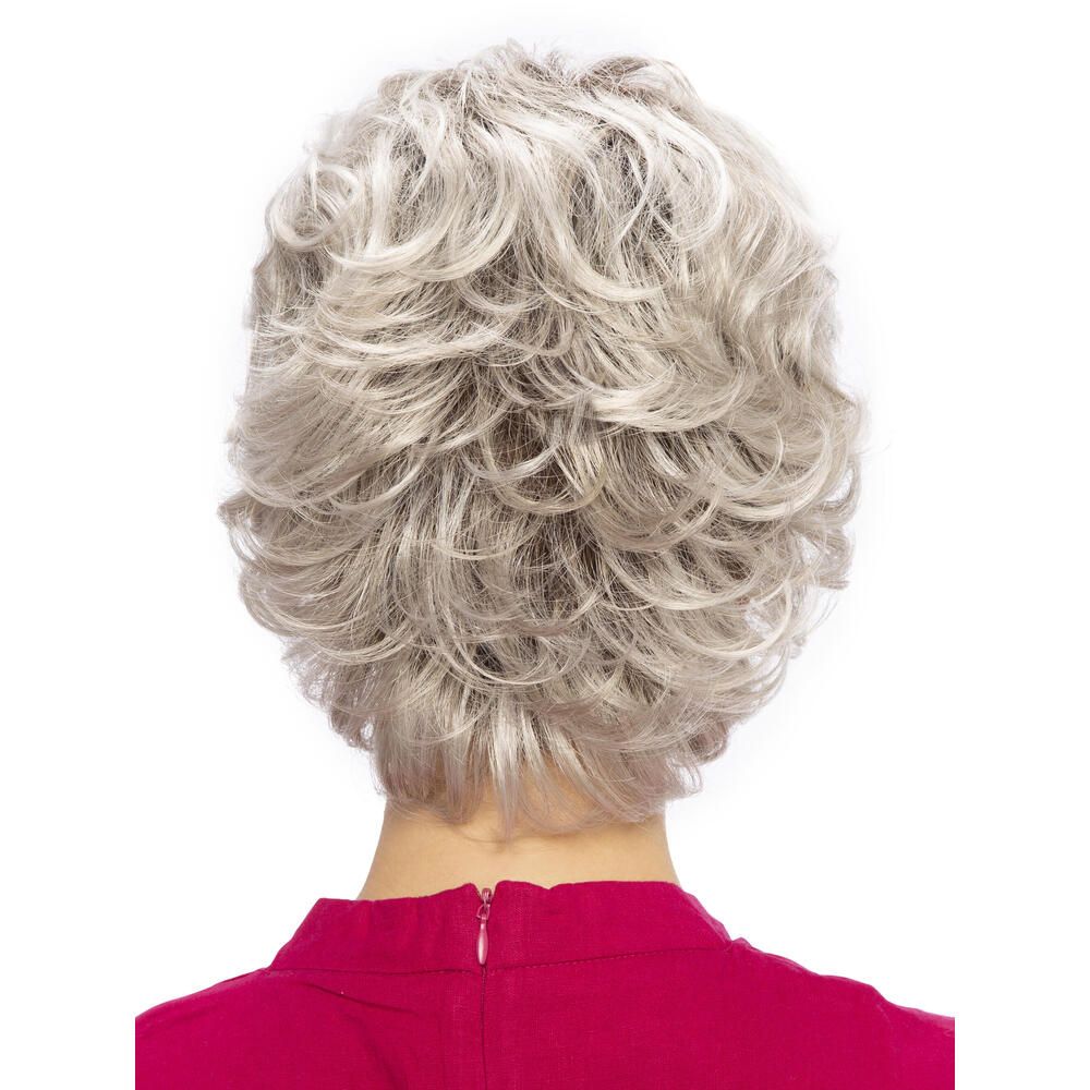 Rückansicht einer grauen, gewellten Perücke. Die Haare sind kurz und wellig. Der Ansatz ist dunkelbraun.