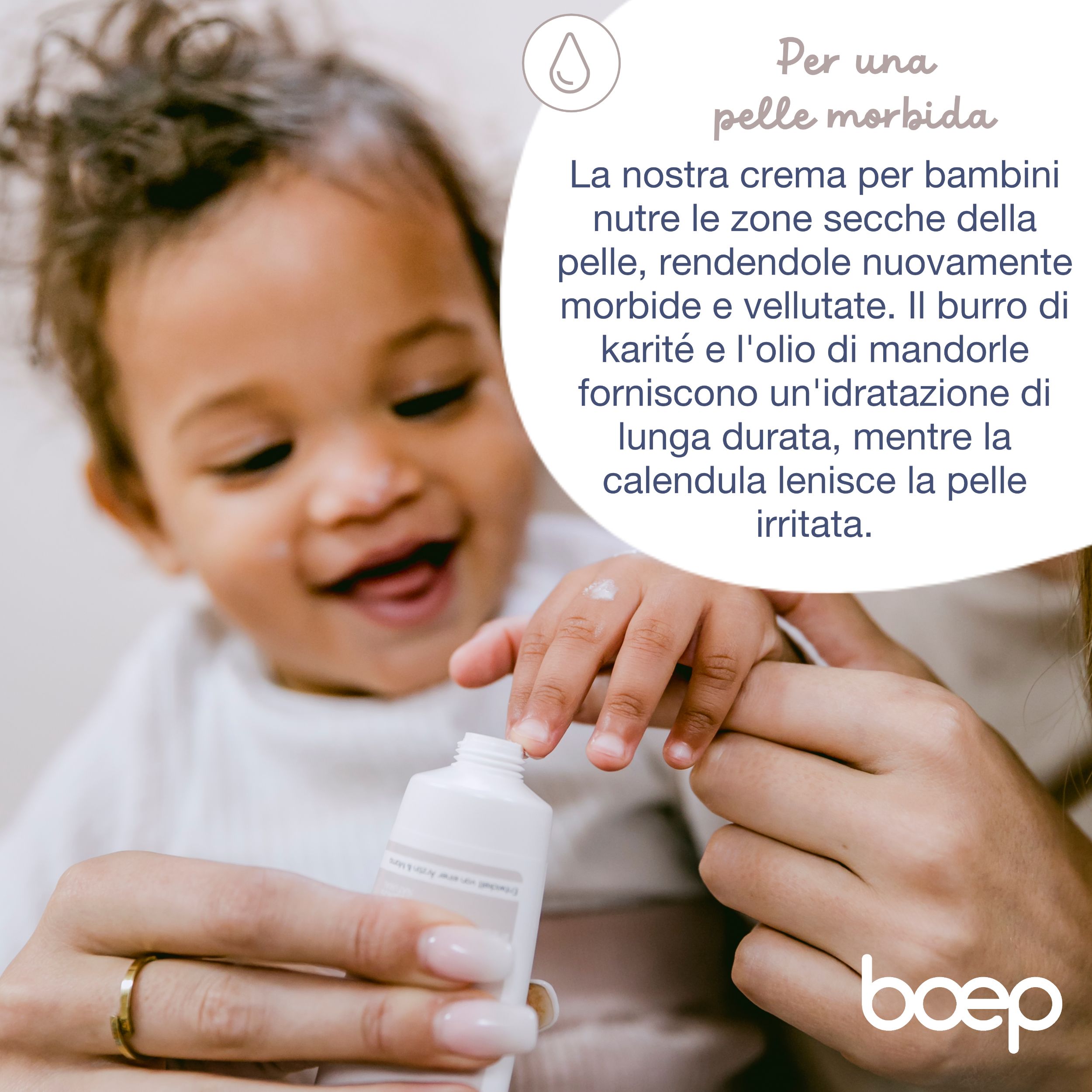 Baby und Hand halten Tube. Text: "Per una pelle morbida". Creme wird auf Babyhaut aufgetragen.