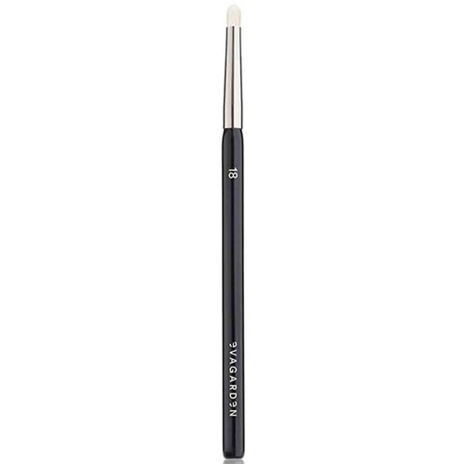 Make-up Pinsel mit schwarzem Griff, silberner Zwinge und hellem Pinselkopf. Auf dem Griff steht "18" und "EVAGARDEN".