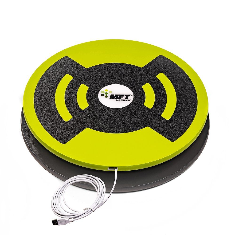 Grüne und schwarze MFT Balance-Disc mit USB-Kabel. Runde Trainingshilfe mit rutschfester Oberfläche und MFT-Logo.