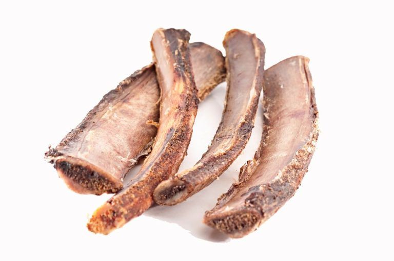 Mehrere getrocknete Pferde-Rippen auf weißem Hintergrund. Braune Farbe, unregelmäßige Form.