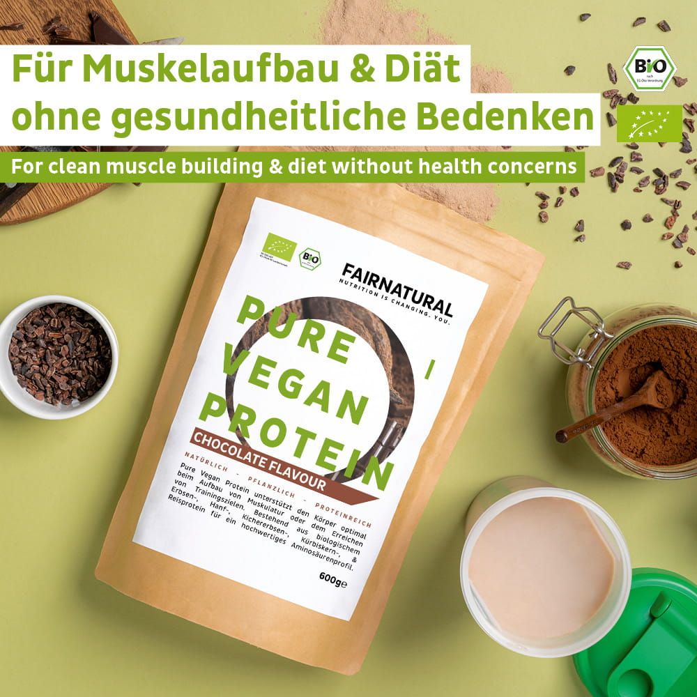 FAIRNATURAL Pure Vegan Protein Schokoladenpulver in einer braunen Papiertüte, daneben eine Schale Kakaonibs und ein Glas mit Pulver.