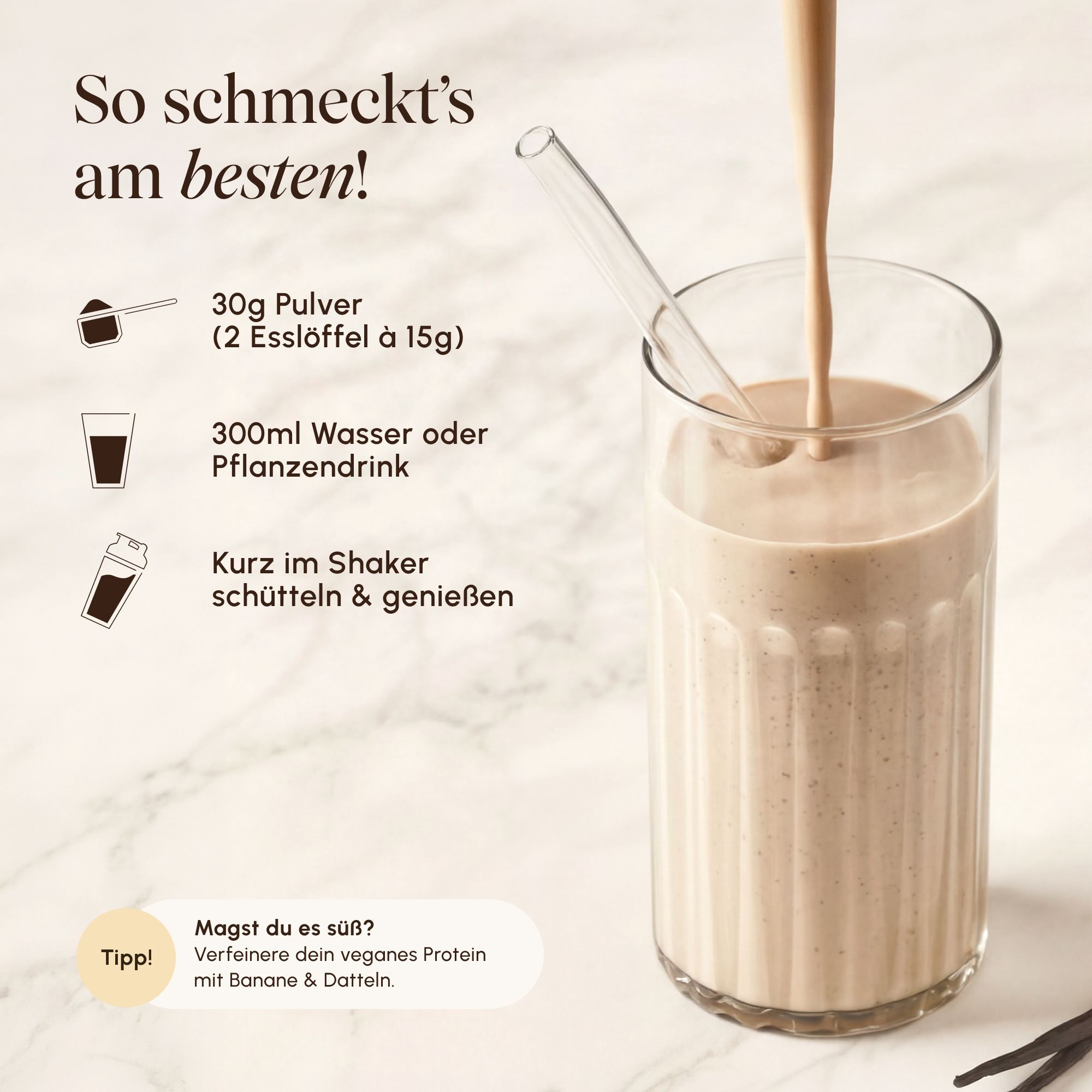 Glas mit Proteinshake, daneben Symbole für Zutaten: Pulver, Wasser, Shaker. Text: "So schmeckt's am besten!"