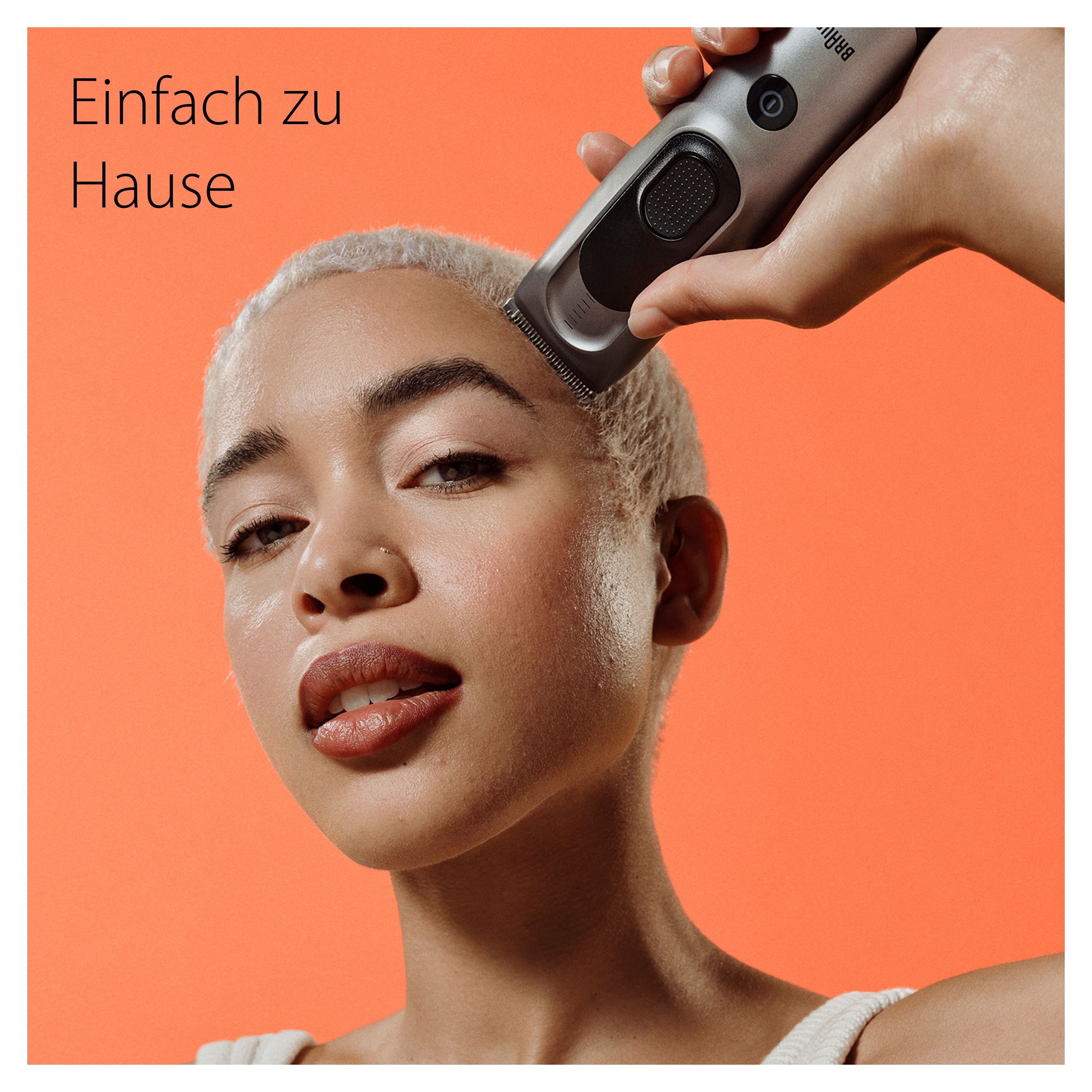 Frau rasiert sich mit Haarschneider. Text: Einfach zu Hause.