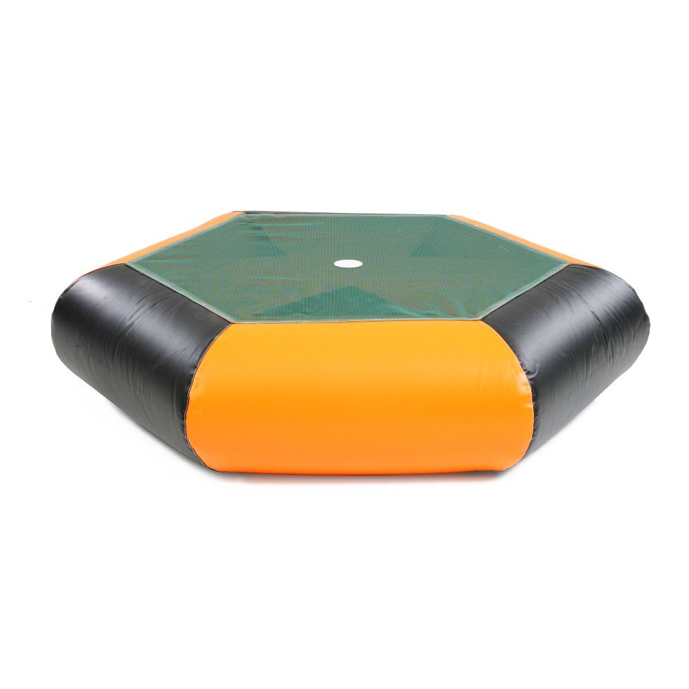 Sechseckiges Trampolin mit grüner Sprungfläche, orangefarbenem und schwarzem Rand. Auf weißem Hintergrund.