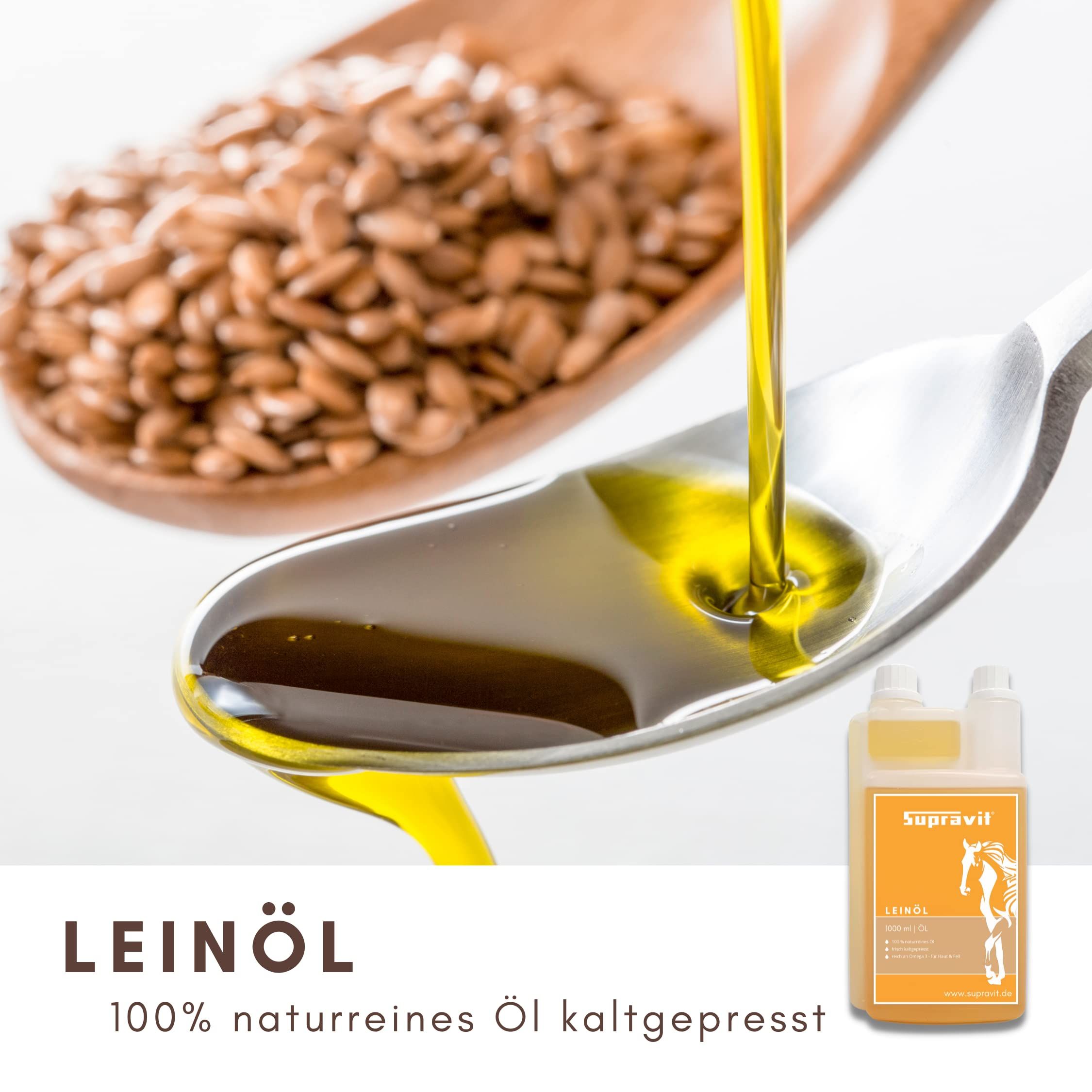 Leinöl wird in einen Löffel gegossen. Daneben Leinsamen. Rechts: Produktflasche mit Logo und Text.