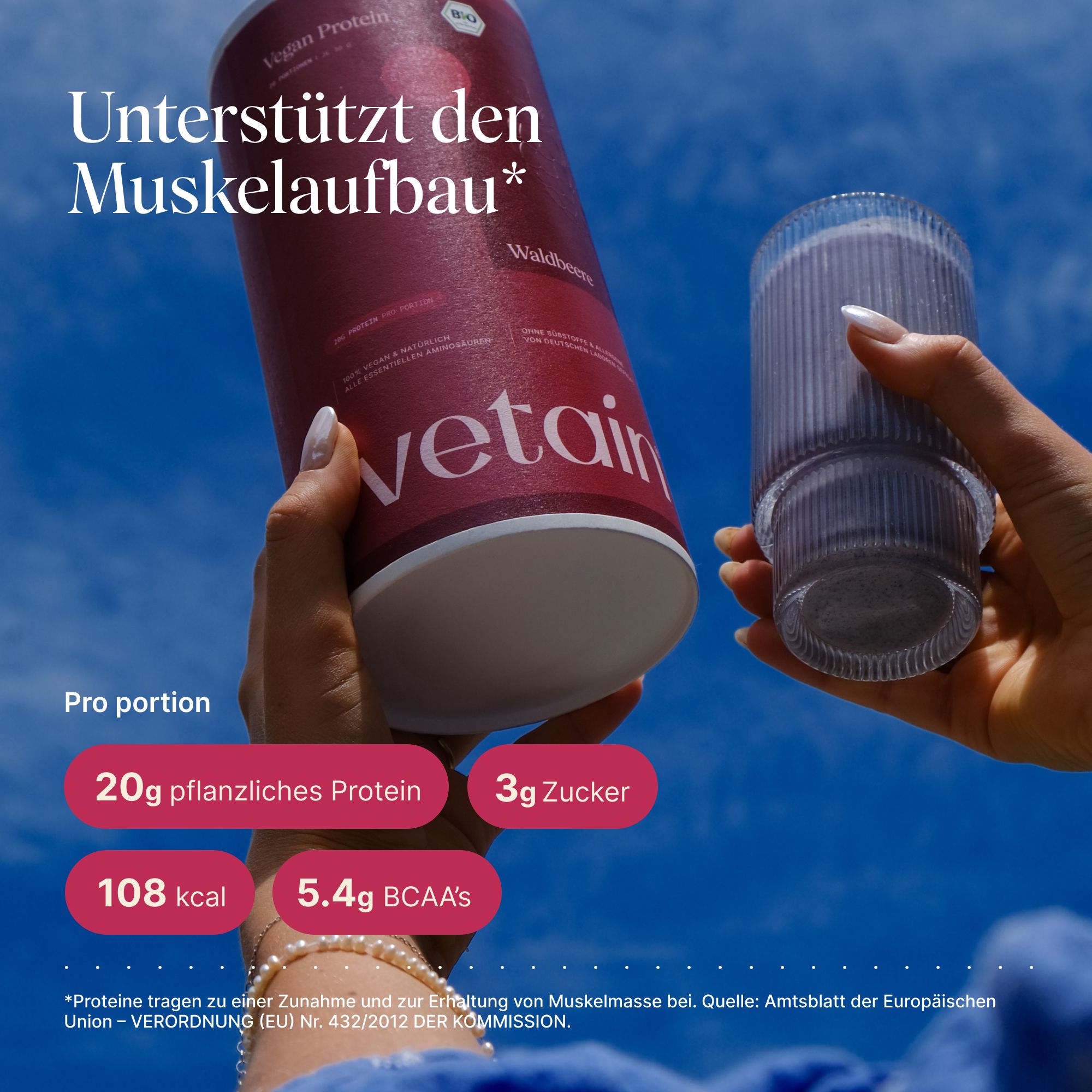 Hände halten Dose Vetain Vegan Protein und Glas. Text: 20g pflanzliches Protein, 3g Zucker, 108 kcal, 5.4g BCAAs. Text: Unterstützt den Muskelaufbau.