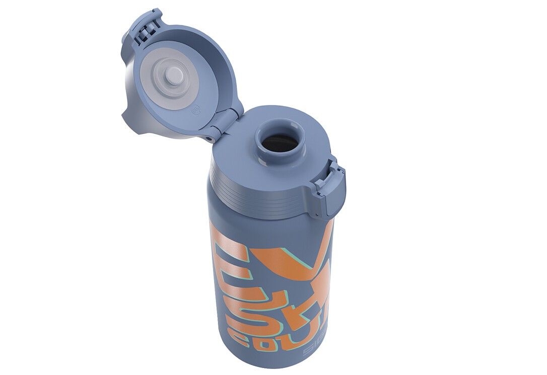 Isolierflasche, blauer Korpus, orangefarbener Schriftzug. Deckel geöffnet, Trinköffnung sichtbar. SIGG-Logo.